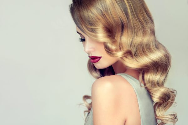 young-blonde-haired-woman-with-elegant-voluminous-evening-hairstyle-profile-woman-framed-by-shiny-curls-bonde-hair-hairdressing-art-hair-care-makeup